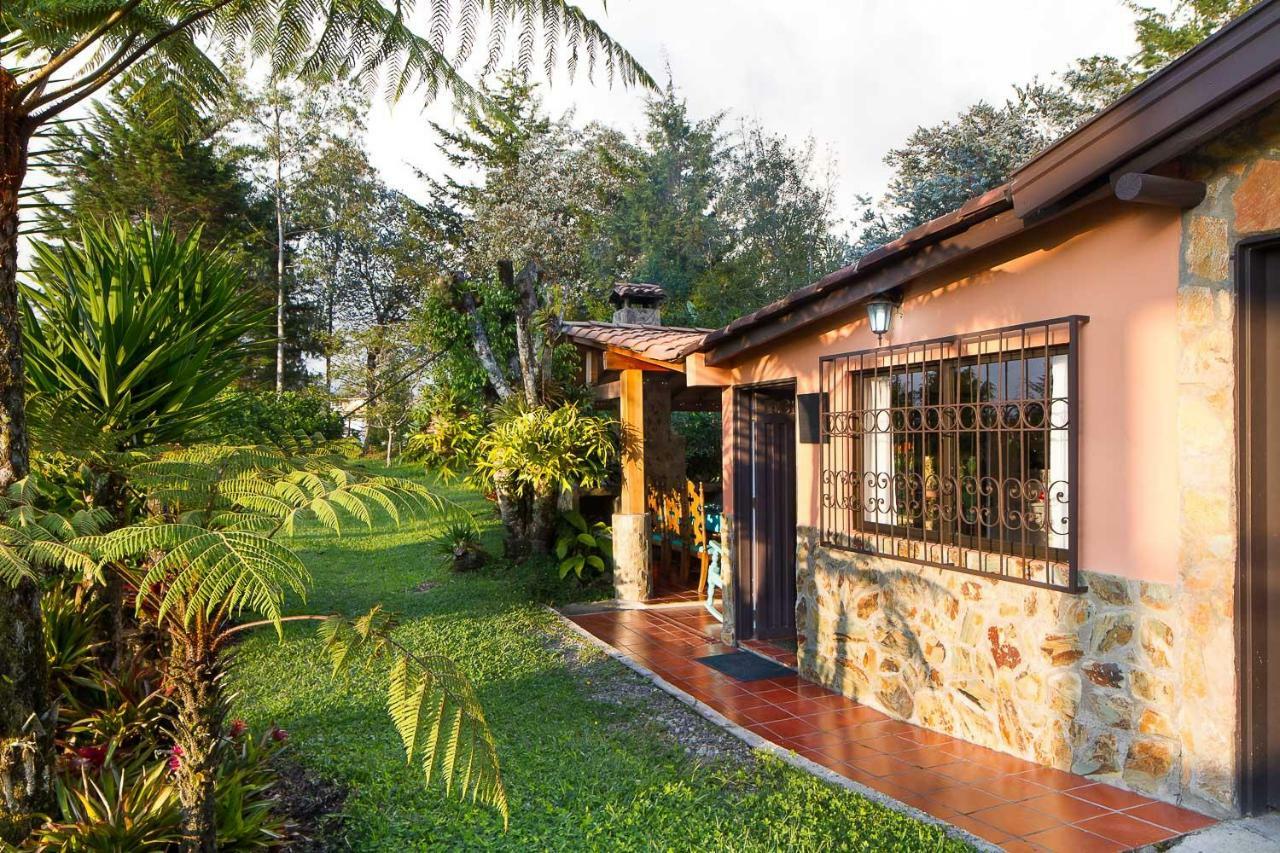 Вилла La Casa De Piedra Гуатапе Экстерьер фото
